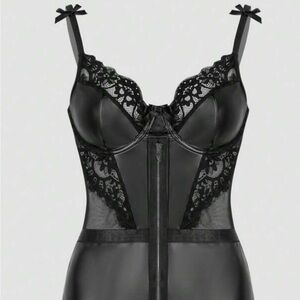 Chic Black Lace Women's Chemise